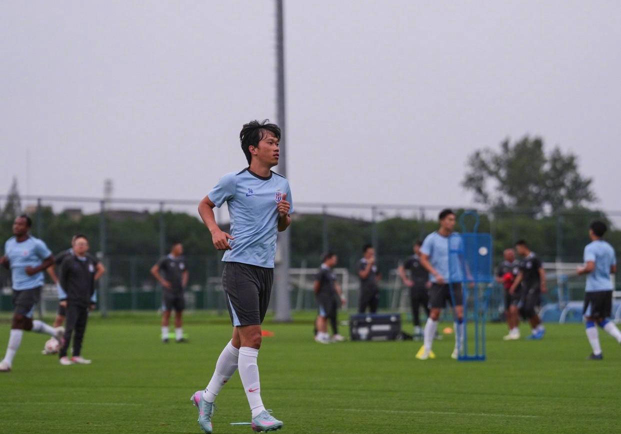 包含上海申花发布备战花絮；今晚官宣签约；CBA常规赛任务艰巨；团队化学反应显著的词条-真人